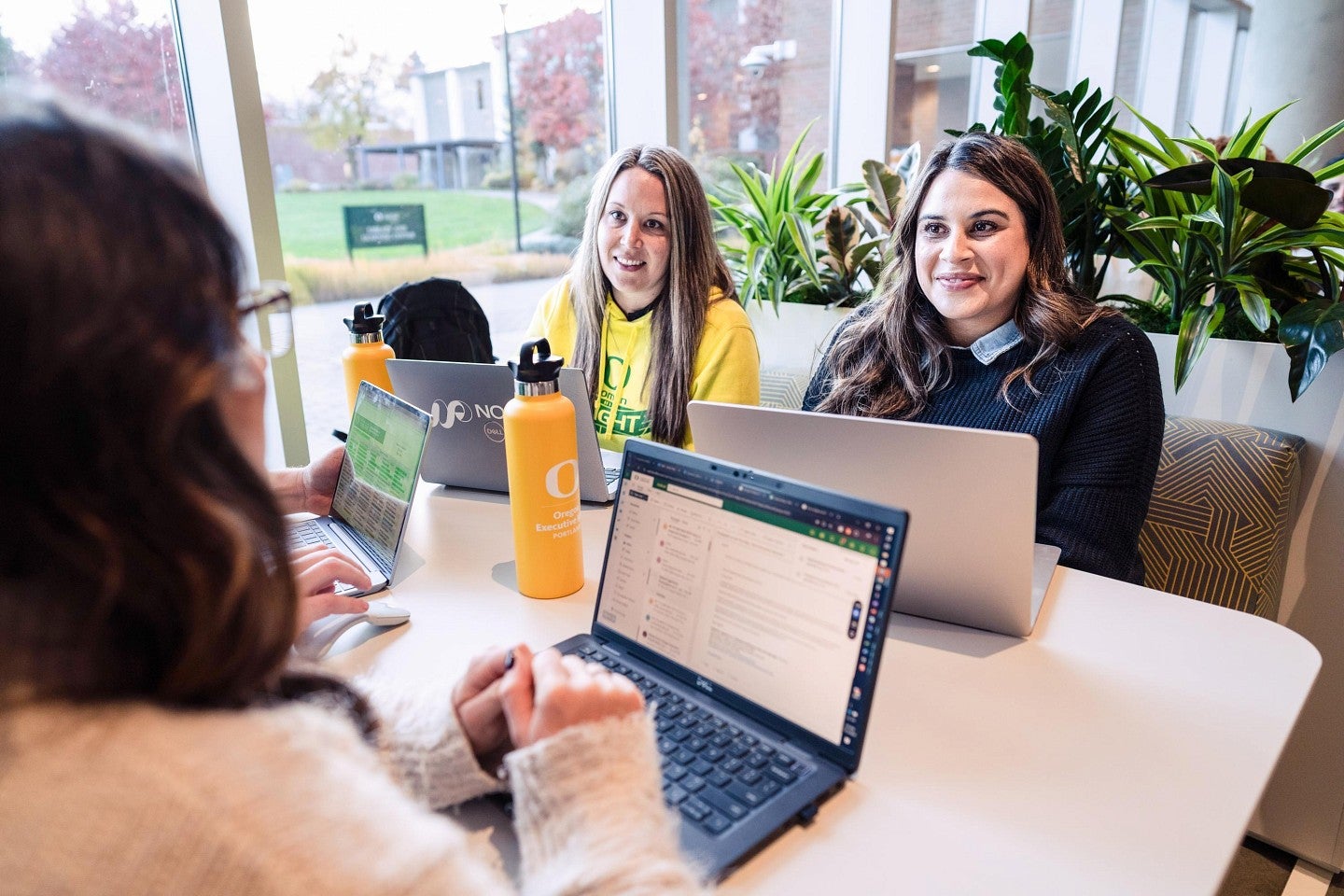 Oregon Executive MBA students studying