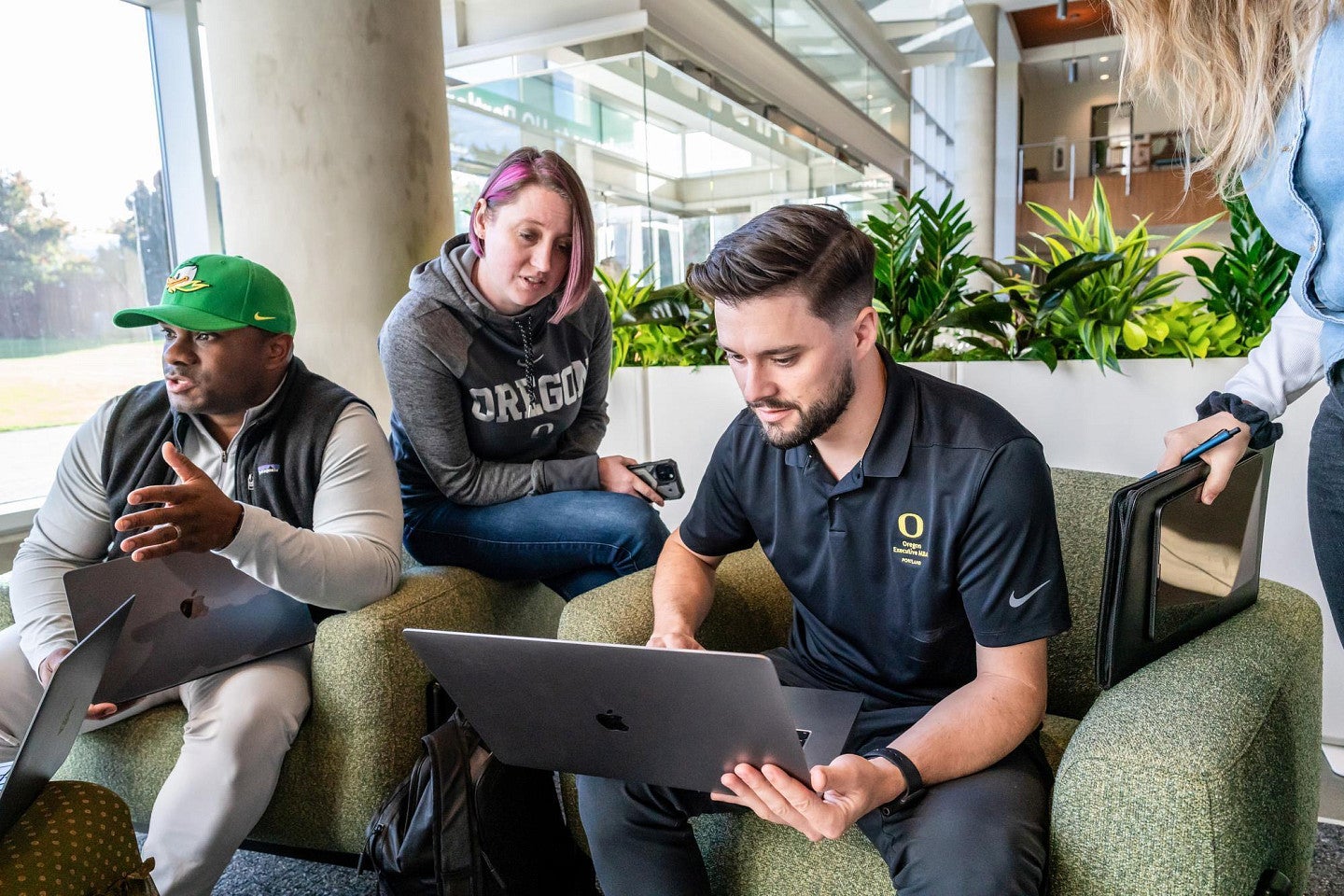 Oregon Executive MBA students work together in the Alumni Atrium of the Library & Learning Center. 
